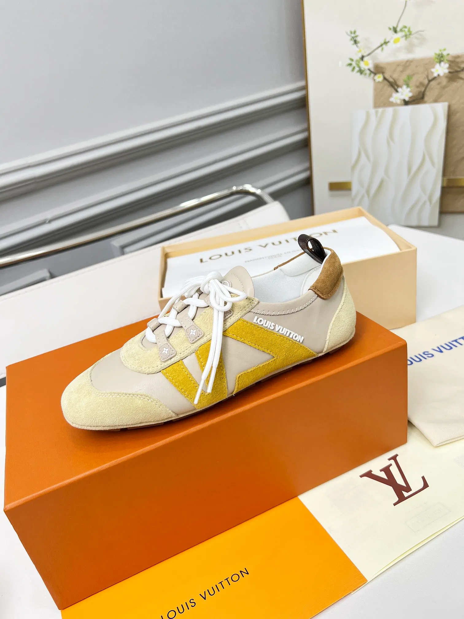 👟👟Ex-factory price 600👟👟 LV Sneakerina ballet-style sneakers are made of soft sheepskin and suede cow leather trimmings, and Monogram canvas is used to write the LV letters on the side, combining the light structure of ballet shoes with the comfortable texture of sneakers. Sacchetto craftsmanship and an injection-molded outsole complete the package, allowing for flexibility in a variety of looks. Code number: 35~41, colors are being updated...